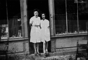 Mère et fille devant l'un des salons de coiffure rue de la Ville en 1946
