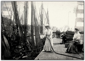 Jeune femme active sur le quai