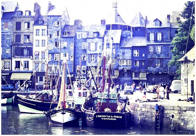 Le Vieux Bassin, des chalutiers et des enfants se baignant.jpg